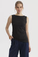 Polera negra para mujer sin mangas con basta asimétrica diseño liso ideal para un look casual y moderno