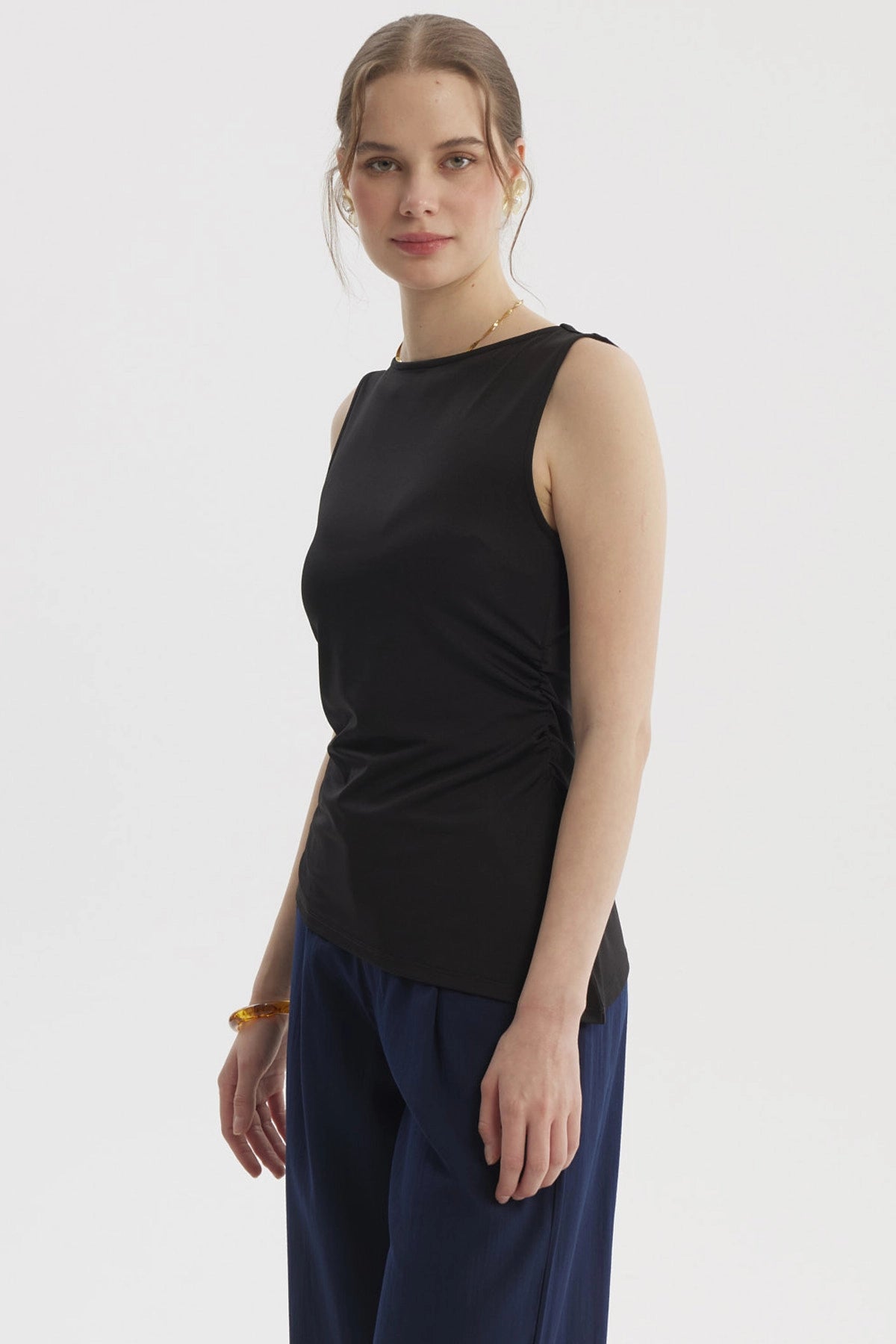 Polera negra para mujer sin mangas con basta asimétrica diseño liso ideal para un look casual y moderno