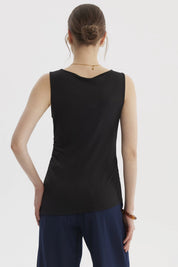 Polera negra para mujer sin mangas con basta asimétrica diseño liso ideal para un look casual y moderno