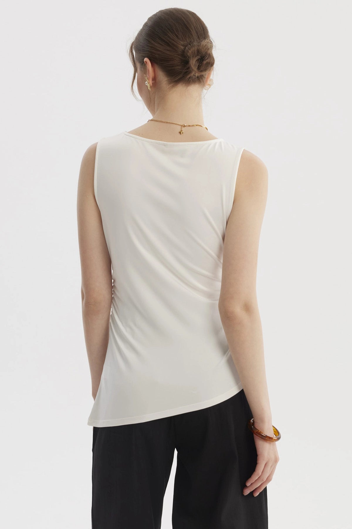 Polera mujer crudo sin mangas basta asimétrica diseño liso ajuste suave y cómodo ideal para un look casual elegante