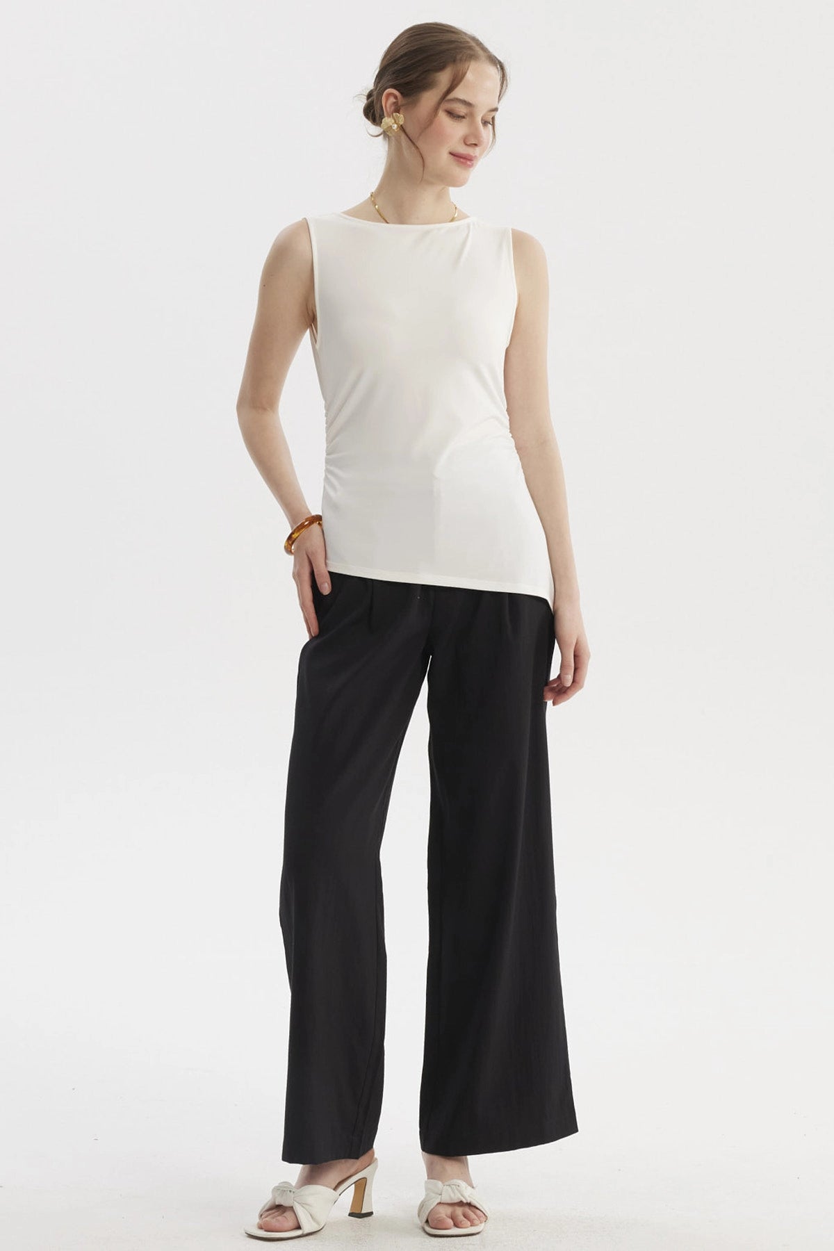 Polera mujer crudo sin mangas basta asimétrica diseño liso ajuste suave y cómodo ideal para un look casual elegante