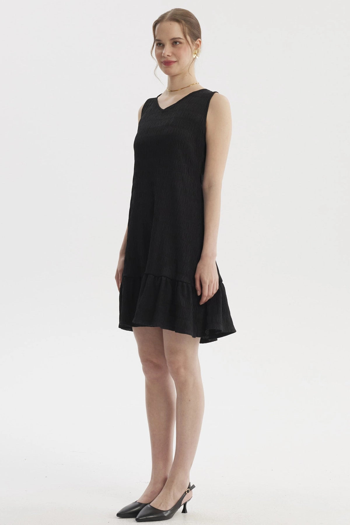 Vestido corto negro texturizado sin mangas con falda con volante diseño liso ideal para ocasiones casuales