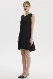 Vestido corto negro texturizado sin mangas con falda con volante diseño liso ideal para ocasiones casuales