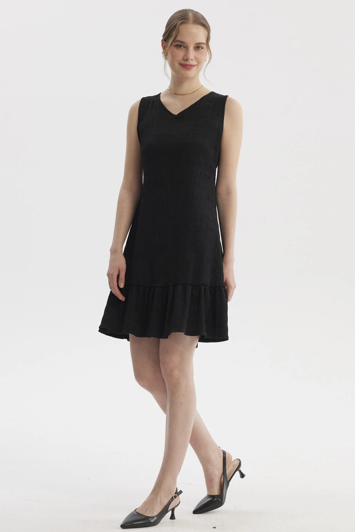 Vestido corto negro texturizado sin mangas con falda con volante diseño liso ideal para ocasiones casuales