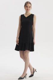 Vestido corto negro texturizado sin mangas con falda con volante diseño liso ideal para ocasiones casuales