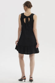 Vestido corto negro texturizado sin mangas con falda con volante diseño liso ideal para ocasiones casuales