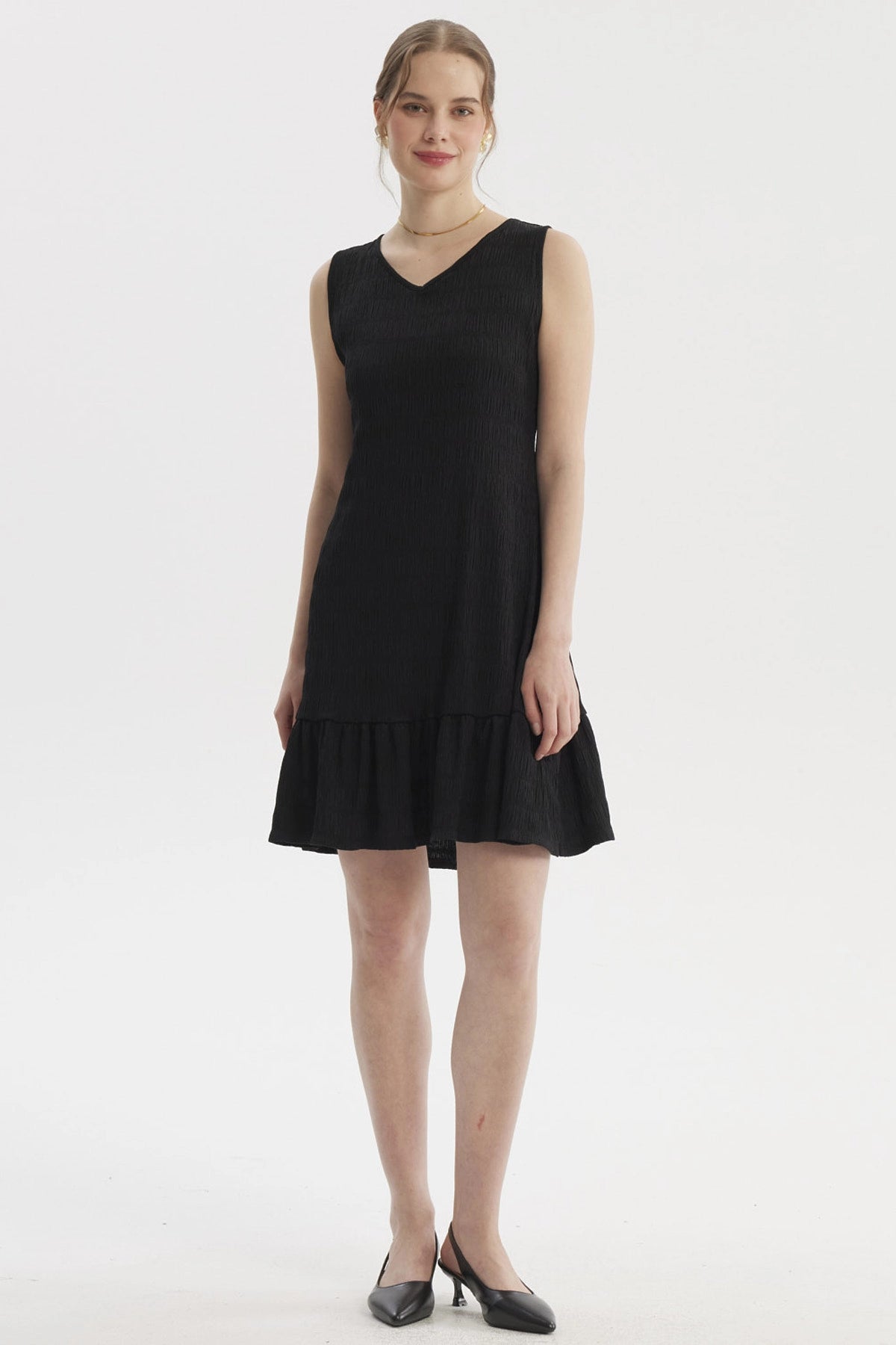 Vestido corto negro texturizado sin mangas con falda con volante diseño liso ideal para ocasiones casuales