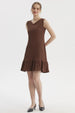 Vestido corto café claro sin mangas con textura y volantes en el dobladillo diseño liso elegante y casual