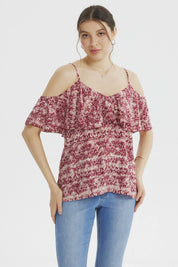 Blusa fucsia con diseño de vuelo en las mangas y hombros descubiertos estilo floral pequeño en toda la prenda