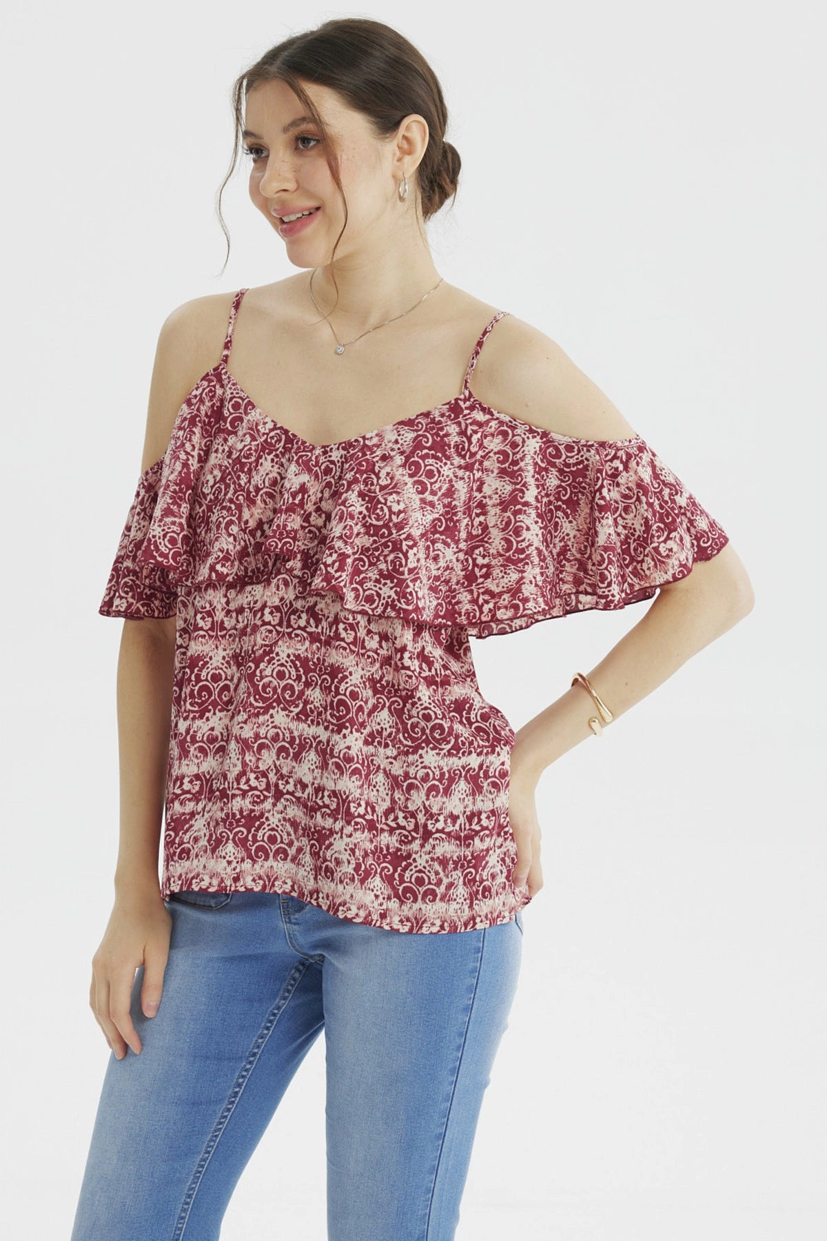 Blusa fucsia con diseño de vuelo en las mangas y hombros descubiertos estilo floral pequeño en toda la prenda
