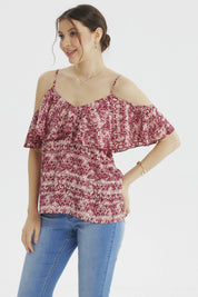 Blusa fucsia con diseño de vuelo en las mangas y hombros descubiertos estilo floral pequeño en toda la prenda