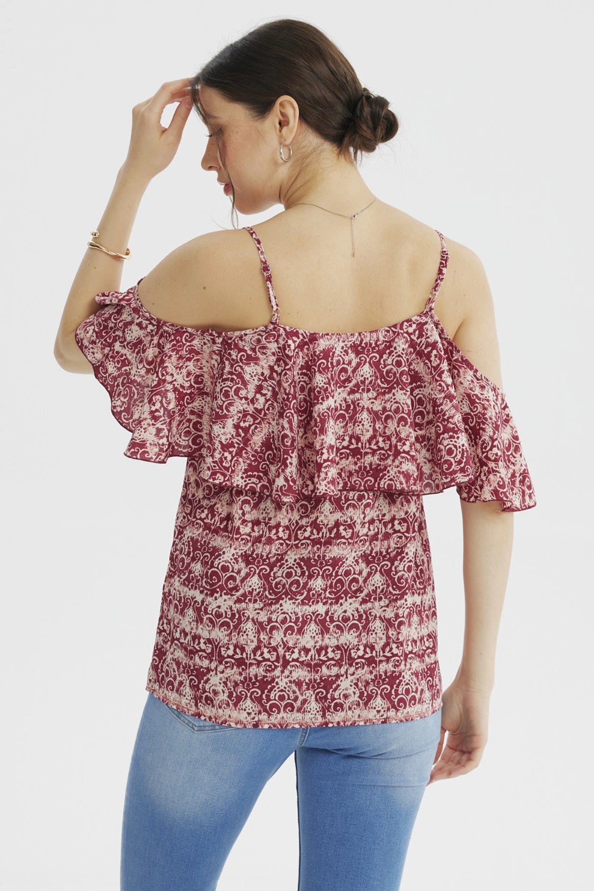 Blusa fucsia con diseño de vuelo en las mangas y hombros descubiertos estilo floral pequeño en toda la prenda