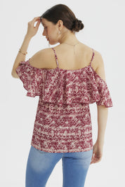 Blusa fucsia con diseño de vuelo en las mangas y hombros descubiertos estilo floral pequeño en toda la prenda
