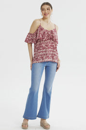 Blusa fucsia con diseño de vuelo en las mangas y hombros descubiertos estilo floral pequeño en toda la prenda