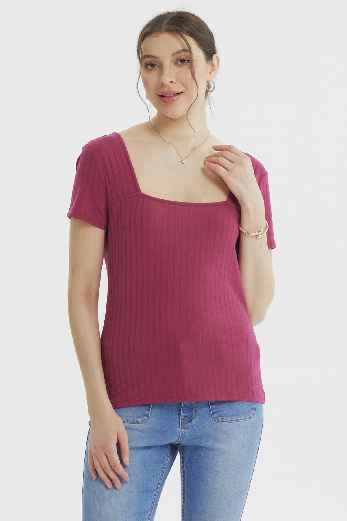 Polera ajustada fucsia de mujer con cuello cuadrado y mangas cortas diseño acanalado sin estampa lisa