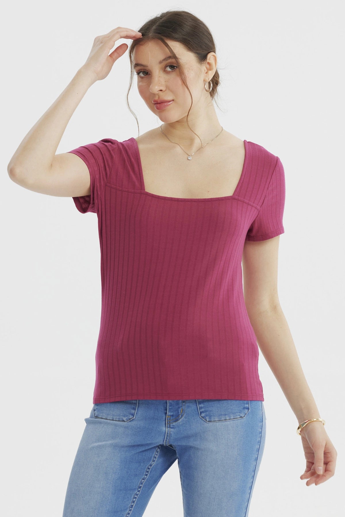 Polera ajustada fucsia de mujer con cuello cuadrado y mangas cortas diseño acanalado sin estampa lisa