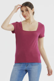 Polera ajustada fucsia de mujer con cuello cuadrado y mangas cortas diseño acanalado sin estampa lisa