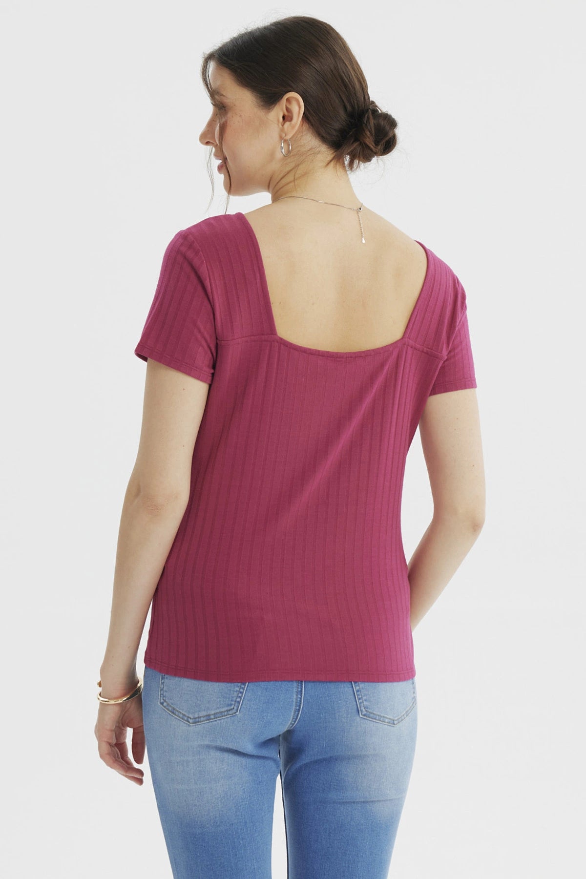 Polera ajustada fucsia de mujer con cuello cuadrado y mangas cortas diseño acanalado sin estampa lisa