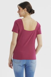 Polera ajustada fucsia de mujer con cuello cuadrado y mangas cortas diseño acanalado sin estampa lisa