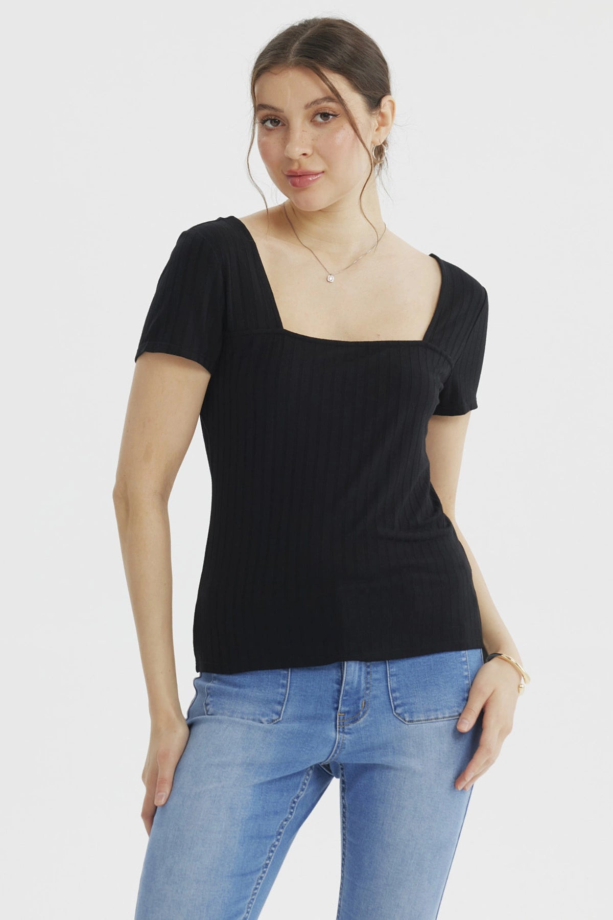 Polera ajustada negra de manga corta con textura acanalada lisa