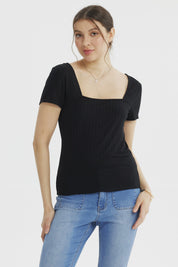 Polera ajustada negra de manga corta con textura acanalada lisa