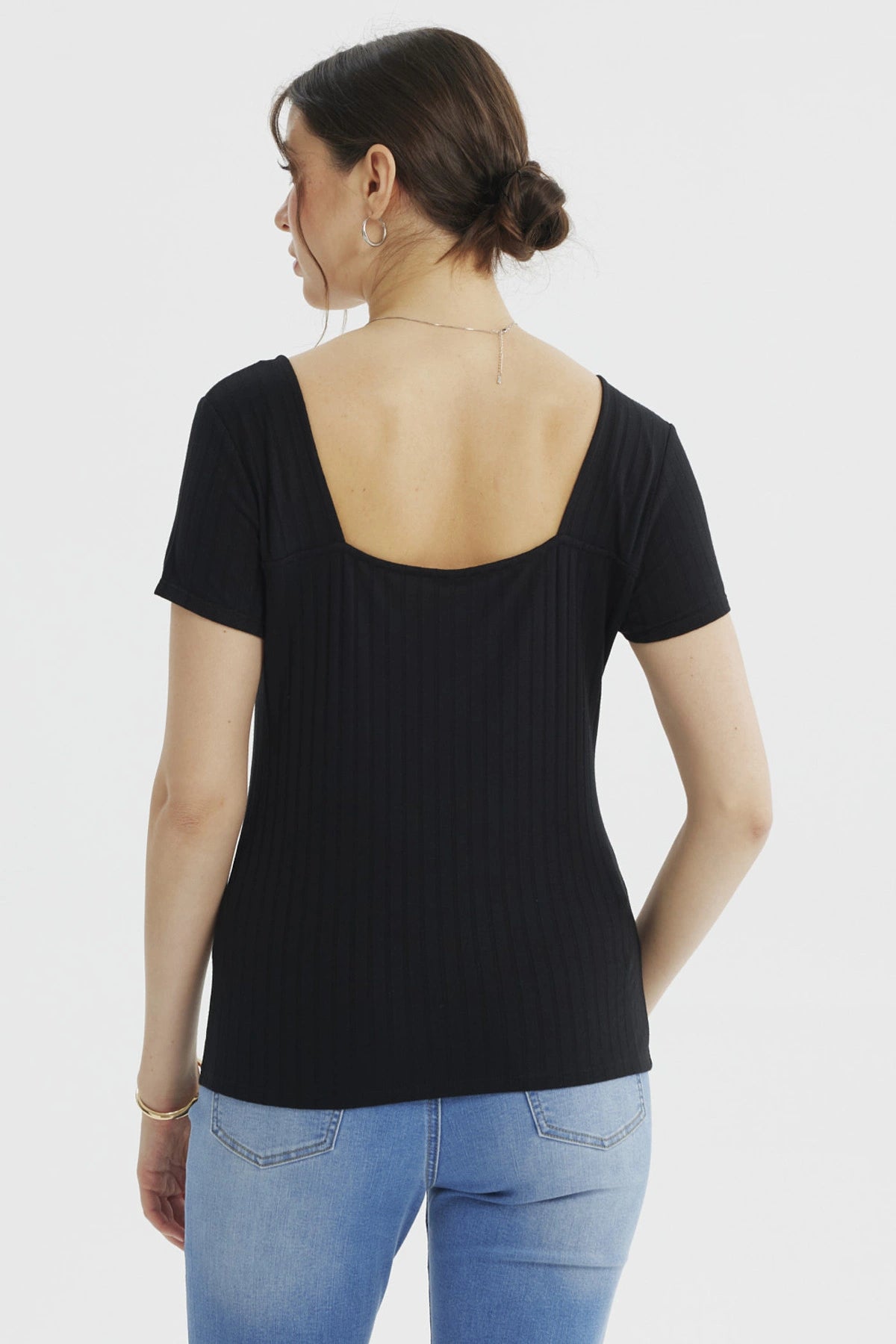 Polera ajustada negra de manga corta con textura acanalada lisa