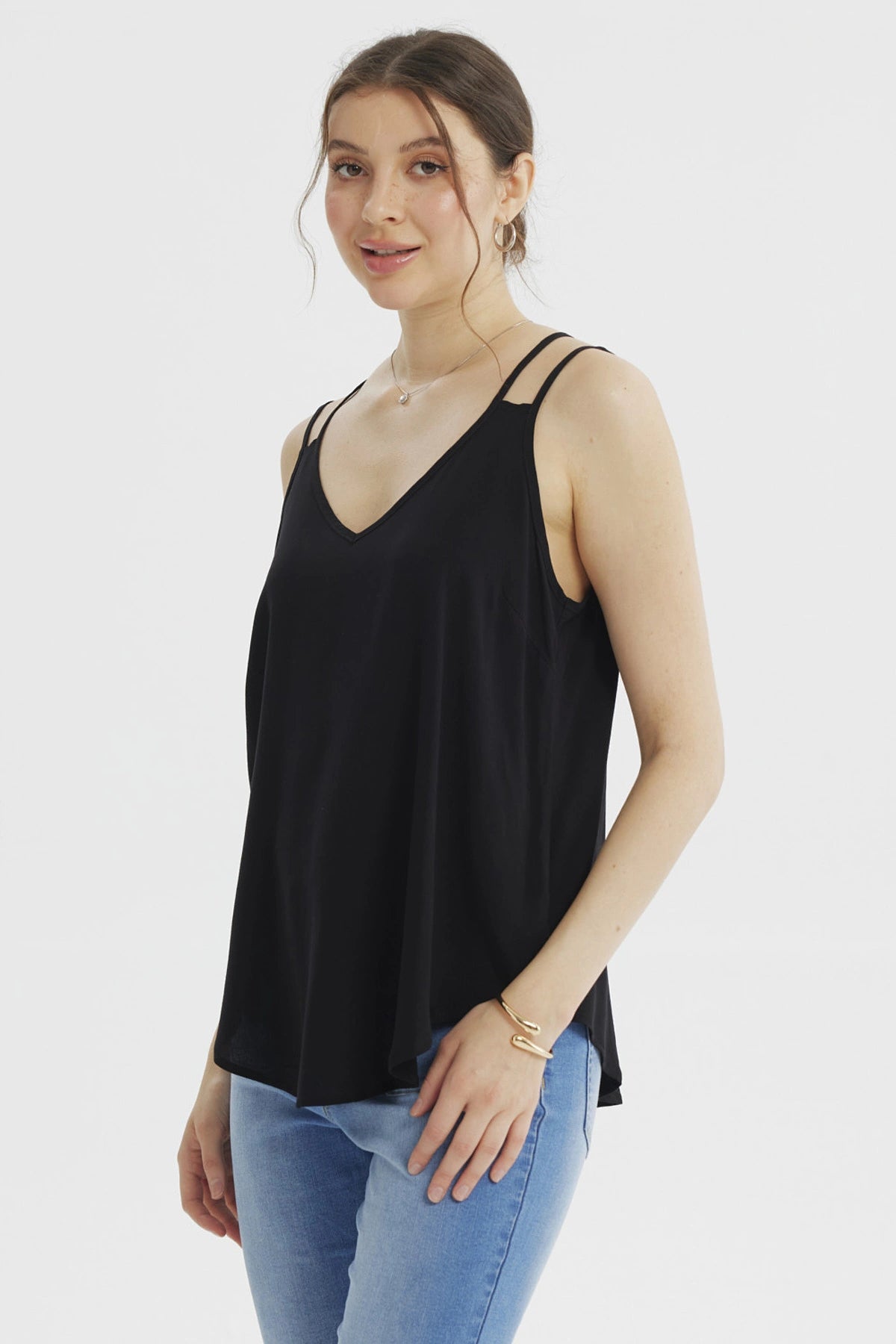 Peto negro mujer sin estampado con tirantes delgados y escote en V confeccionado en viscosa ideal para un look casual