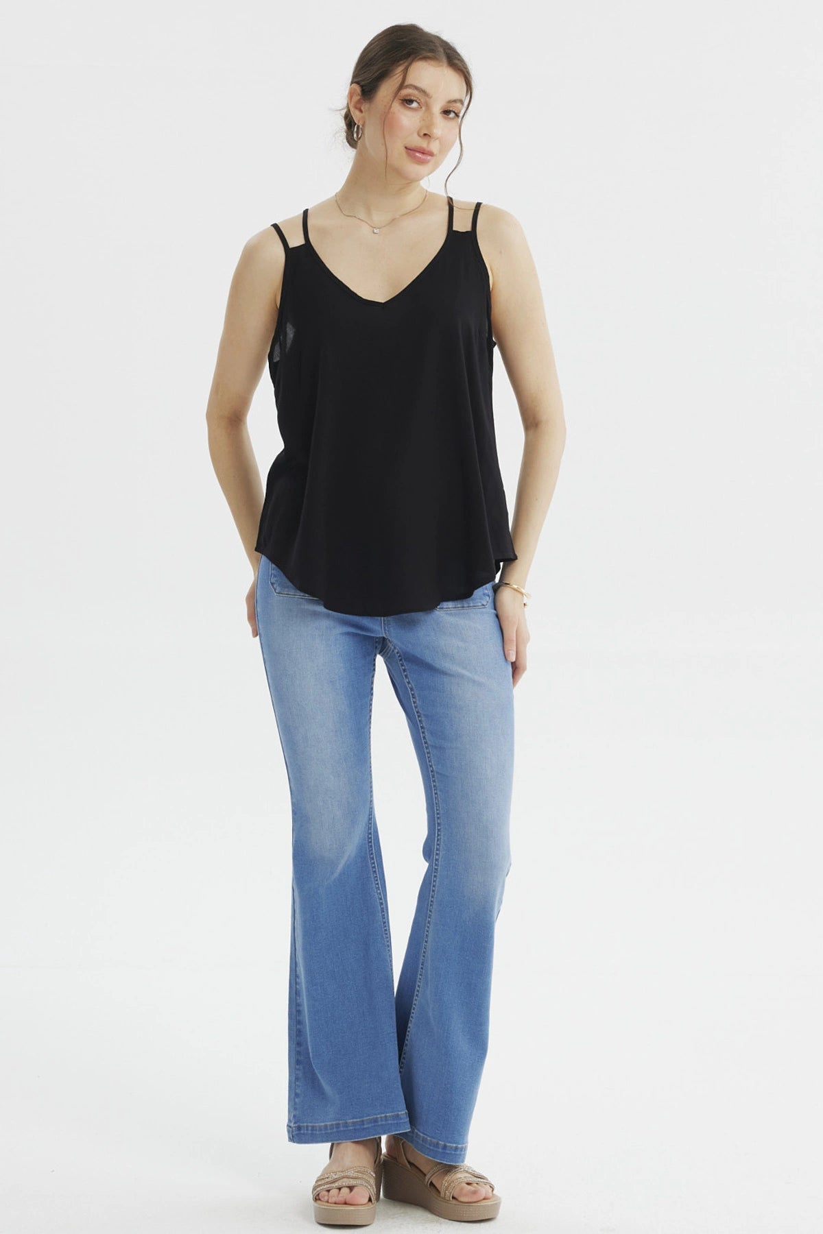 Peto negro mujer sin estampado con tirantes delgados y escote en V confeccionado en viscosa ideal para un look casual