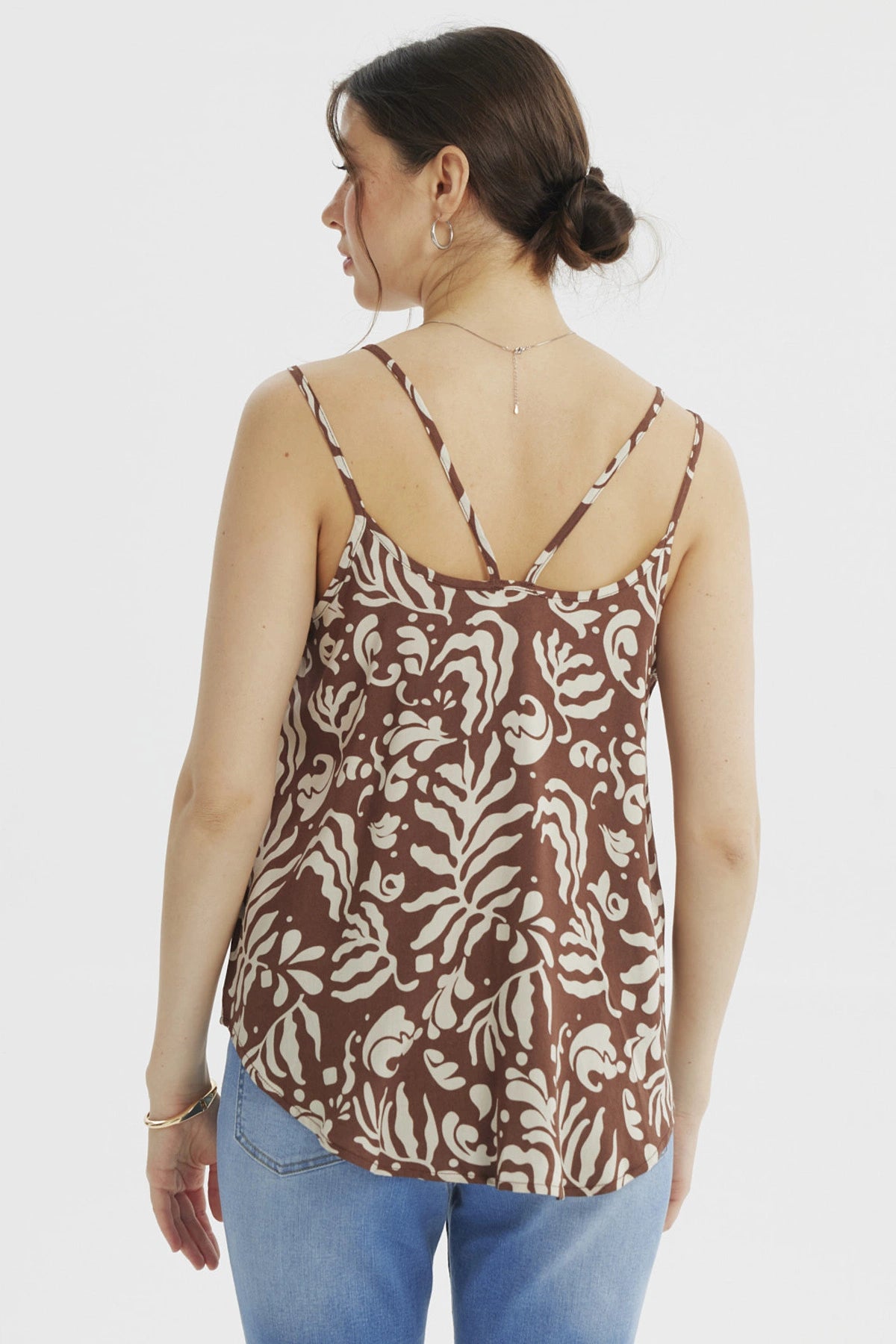 Peto slim café claro con estampado abstracto beige frontal estilo bohemio sin mangas