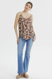 Peto slim café claro con estampado abstracto beige frontal estilo bohemio sin mangas