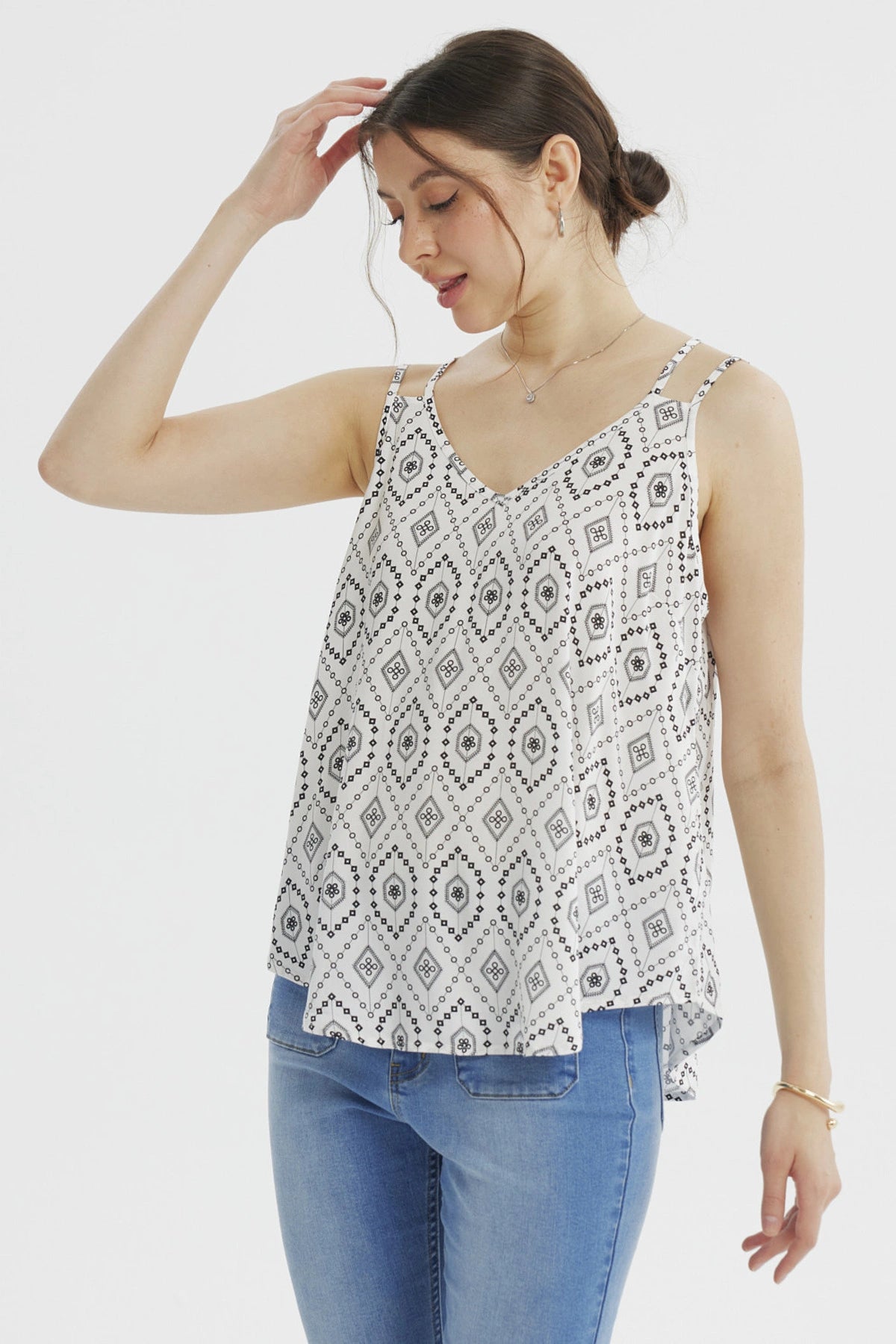 Peto slim crudo para mujer con tirantes delgados y estampado geométrico negro sobre fondo blanco diseño en toda la prenda
