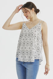 Peto slim crudo para mujer con tirantes delgados y estampado geométrico negro sobre fondo blanco diseño en toda la prenda