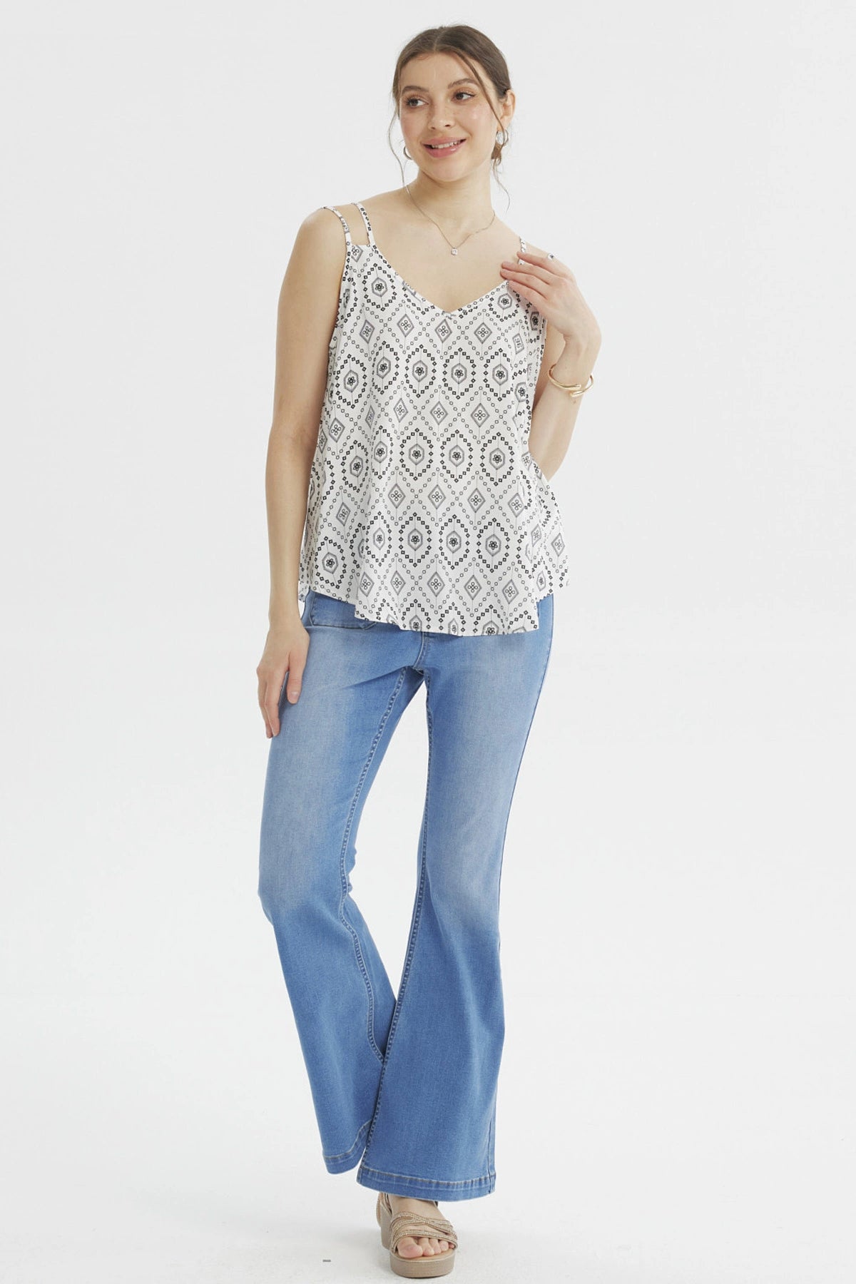 Peto slim crudo para mujer con tirantes delgados y estampado geométrico negro sobre fondo blanco diseño en toda la prenda