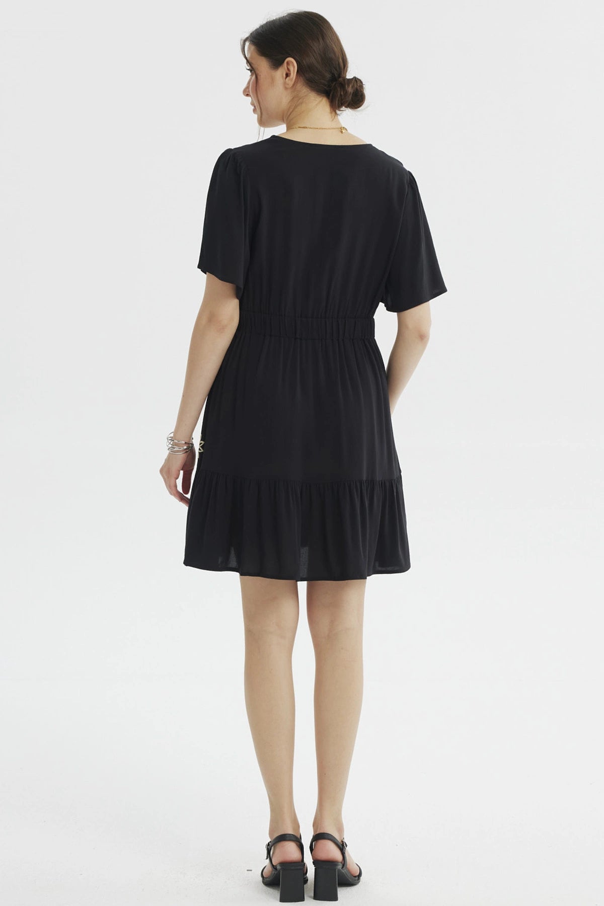 Vestido negro de mujer con bordados florales beige en el escote y la falda diseño relajado sin estampas adicionales