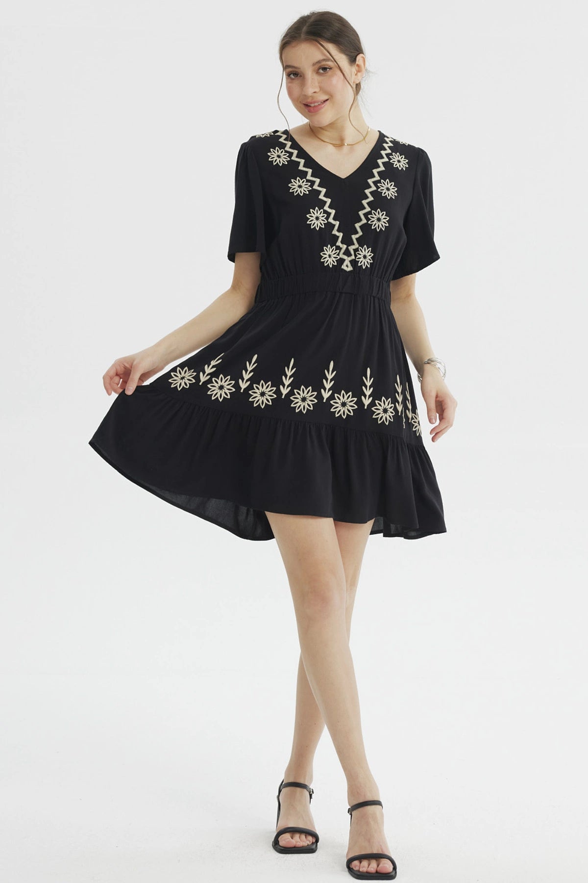 Vestido negro de mujer con bordados florales beige en el escote y la falda diseño relajado sin estampas adicionales