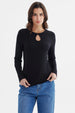 Polera ajustada negra para mujer con detalle de abertura en el pecho diseño liso sin estampa