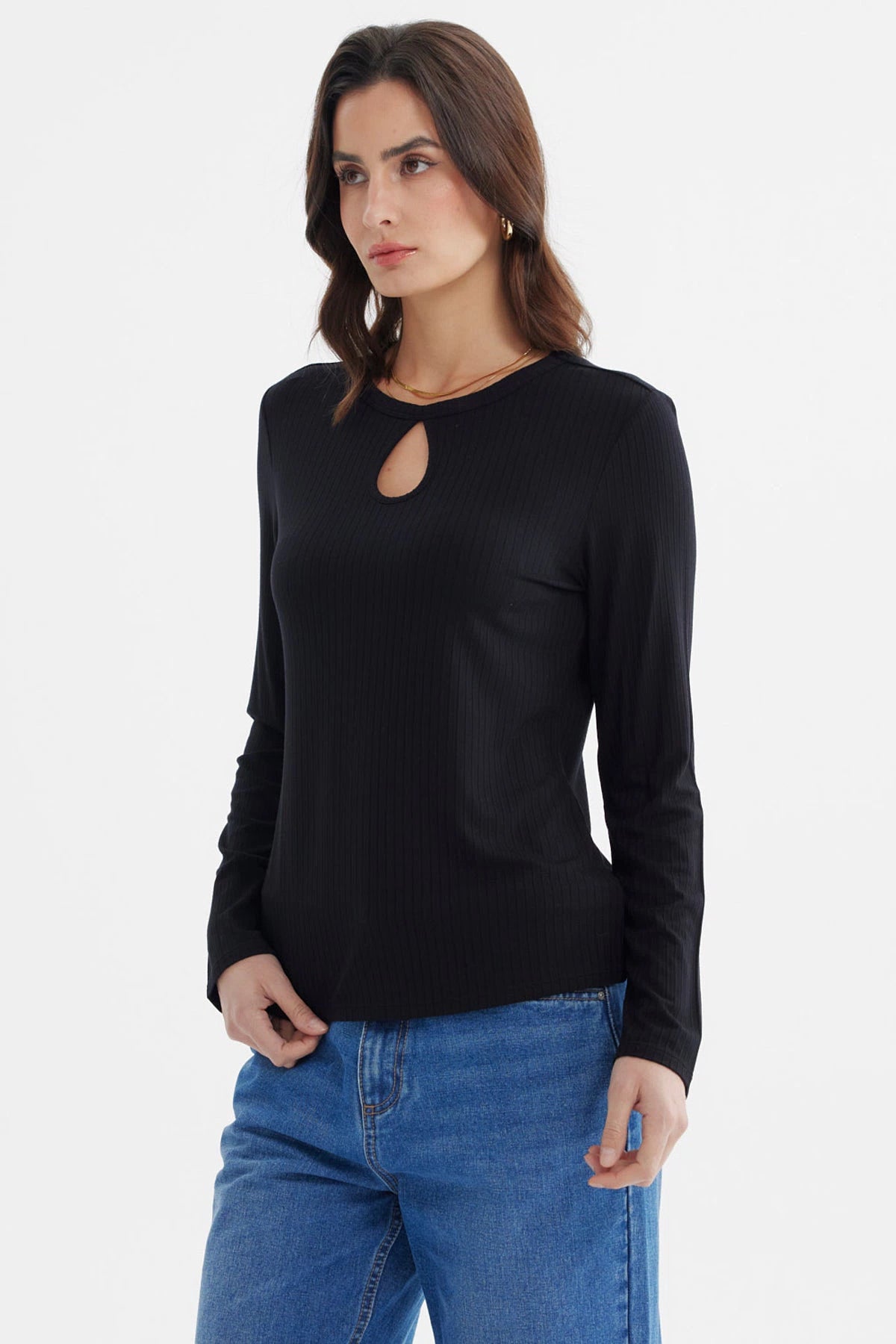 Polera ajustada negra para mujer con detalle de abertura en el pecho diseño liso sin estampa