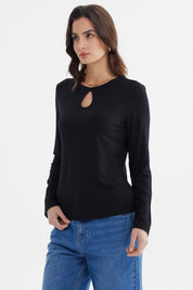 Polera ajustada negra para mujer con detalle de abertura en el pecho diseño liso sin estampa