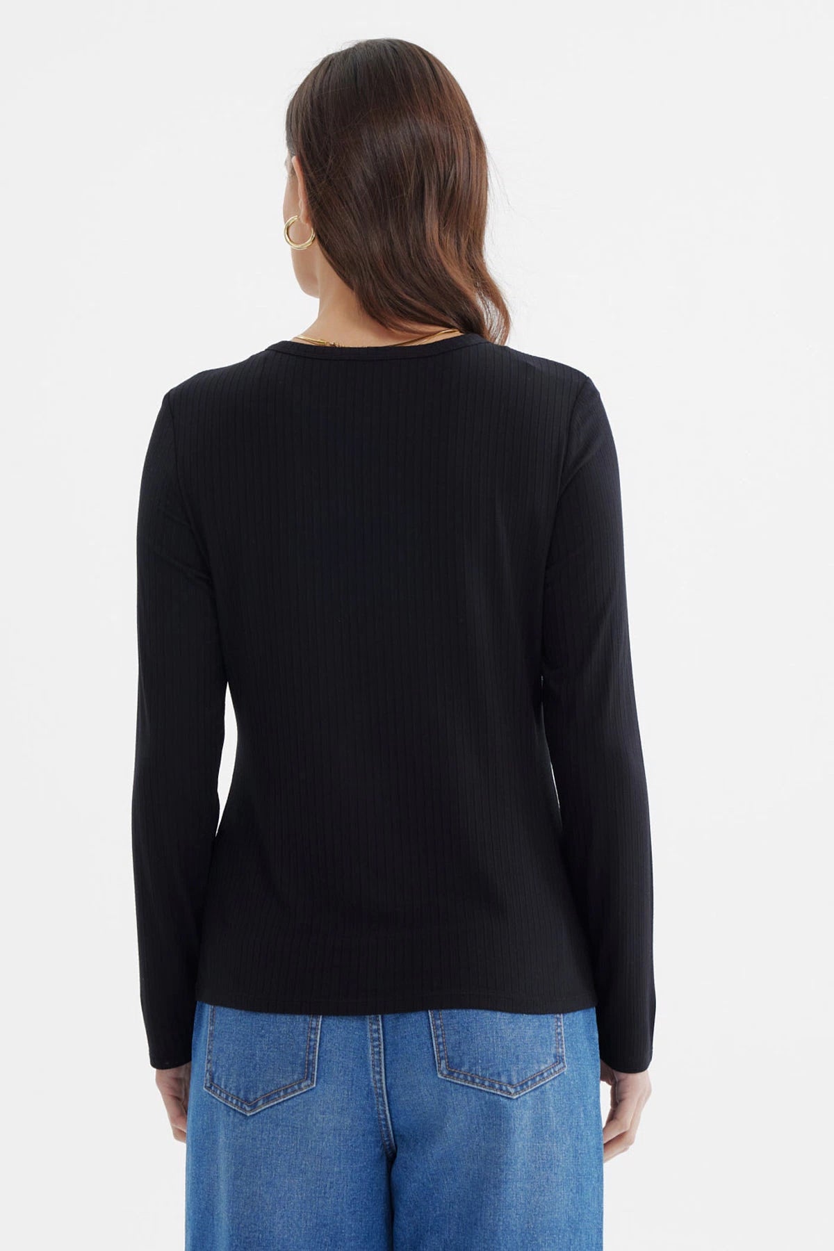 Polera ajustada negra para mujer con detalle de abertura en el pecho diseño liso sin estampa