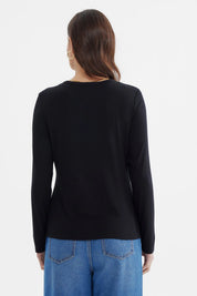 Polera ajustada negra para mujer con detalle de abertura en el pecho diseño liso sin estampa