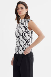 Polera ajustada crudo con estampado de líneas negras y puntos pequeños diseño abstracto central estilo moderno