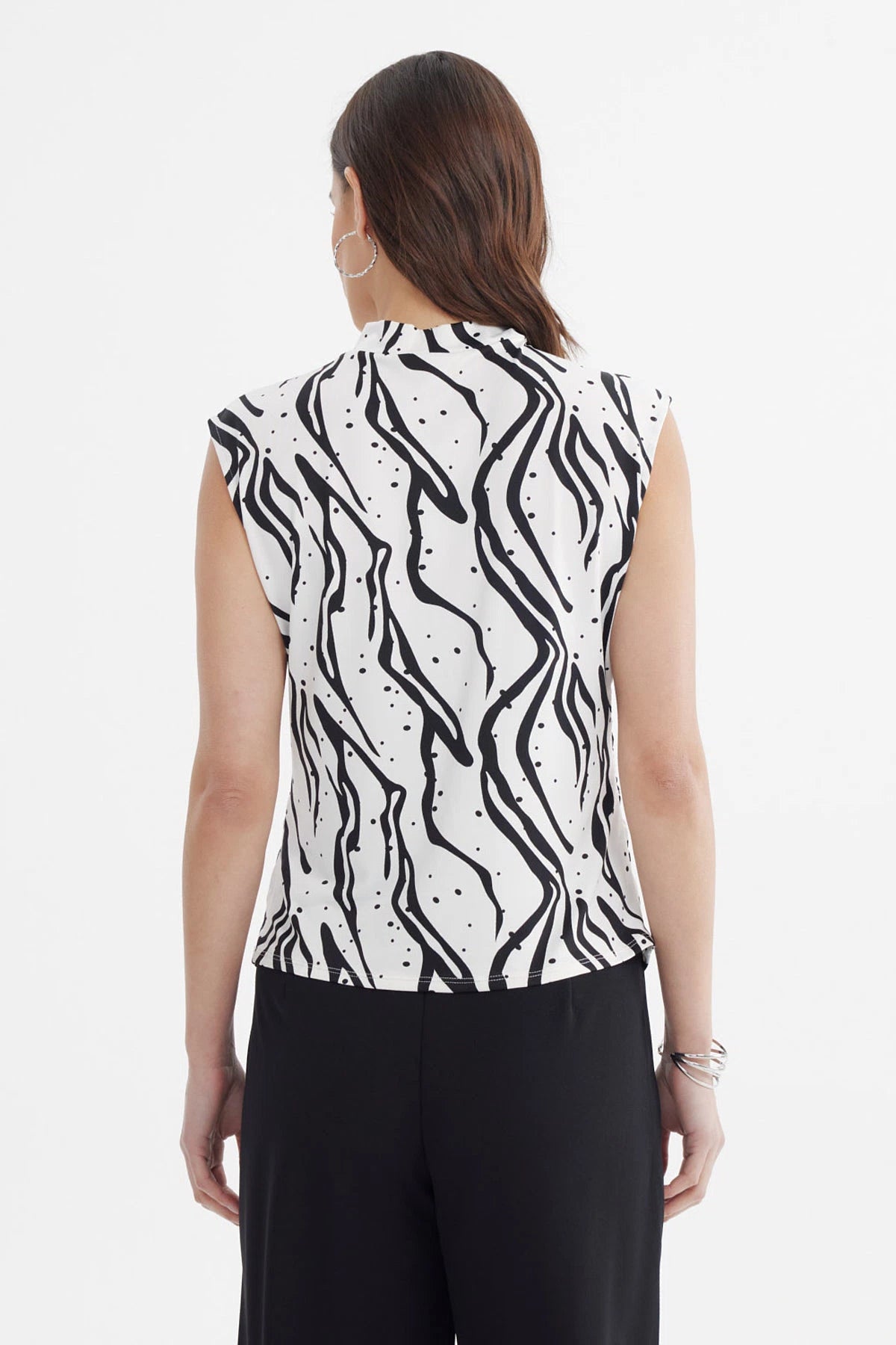 Polera ajustada crudo con estampado de líneas negras y puntos pequeños diseño abstracto central estilo moderno