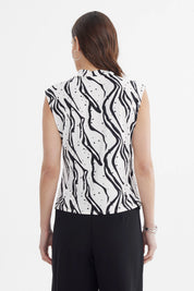Polera ajustada crudo con estampado de líneas negras y puntos pequeños diseño abstracto central estilo moderno