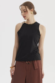 Peto negro para mujer con aplicación metálica en el hombro izquierdo estilo elegante y moderno sin estampas