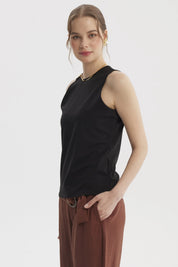Peto negro para mujer con aplicación metálica en el hombro izquierdo estilo elegante y moderno sin estampas