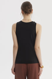 Peto negro para mujer con aplicación metálica en el hombro izquierdo estilo elegante y moderno sin estampas
