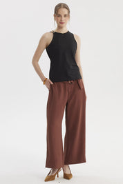Peto negro para mujer con aplicación metálica en el hombro izquierdo estilo elegante y moderno sin estampas