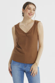 Polera mujer café con textura recogido en el pecho diseño sin mangas lisa ideal para un look casual fresco