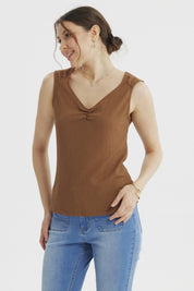 Polera mujer café con textura recogido en el pecho diseño sin mangas lisa ideal para un look casual fresco