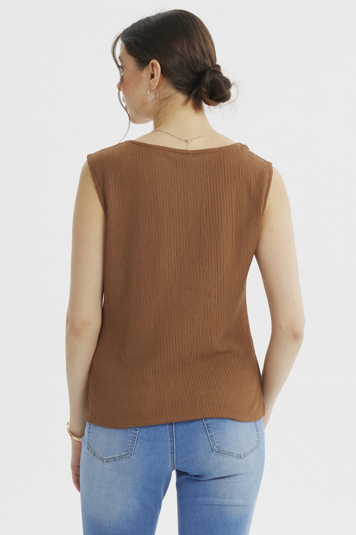Polera mujer café con textura recogido en el pecho diseño sin mangas lisa ideal para un look casual fresco